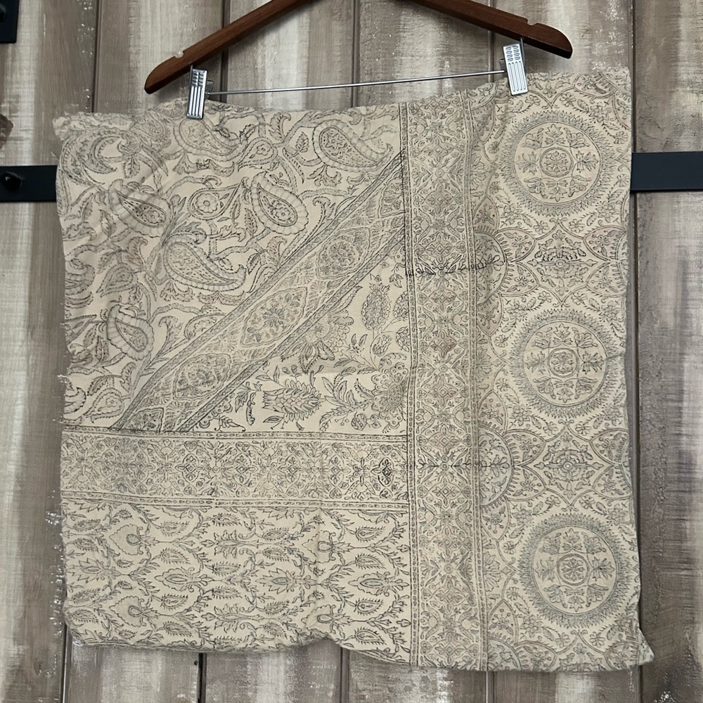 Set of 2 Pottery Barn mixed print 24” cotton pillow covers - Picture 5 of 10